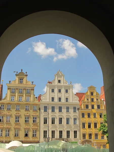 Fragmento de fachada colorida de edifícios históricos antigos em Wroclaw — Fotografia de Stock