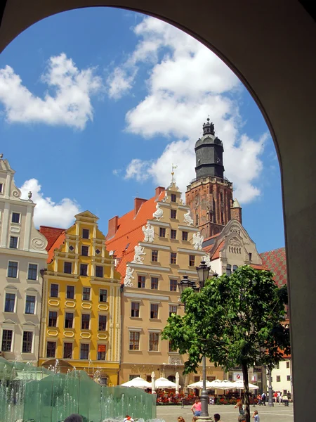 Fragmento de fachada colorida de edifícios históricos antigos em Wroclaw — Fotografia de Stock