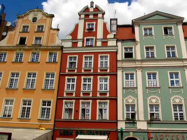 Wroclaw eski tarihi binaların renkli cephe parçası — Stok fotoğraf