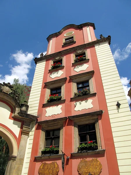 Wroclaw eski tarihi binaların renkli cephe parçası — Stok fotoğraf