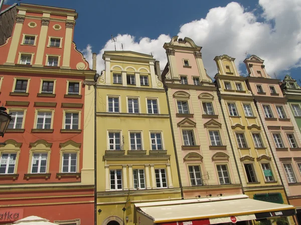 Фрагмент красочного фасада старинных исторических зданий во Вроцлаве — стоковое фото