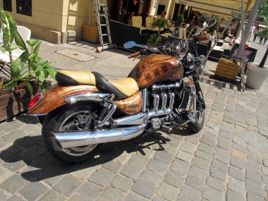 wroclaw bir sokakta duran motosiklet