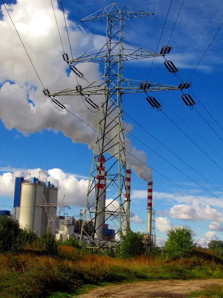 Central eléctrica de poste de alto voltaje y carbón pardo — Foto de Stock