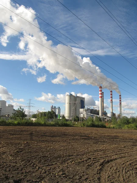 Central eléctrica de carbón marrón con chimenea que emite grandes cantidades de — Foto de Stock