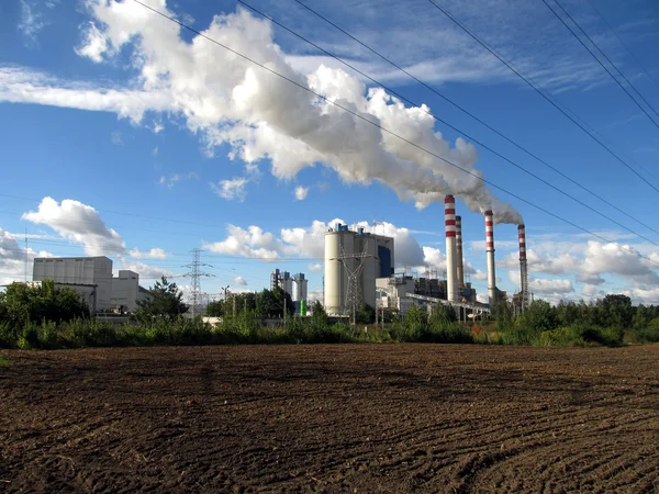 Brown-coal power plant with chimney giving off large amounts of — Stock Photo, Image