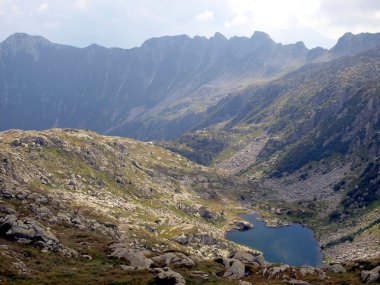 dağ gölü, bulutlar ve alçakça bir dağ, dağ brenta