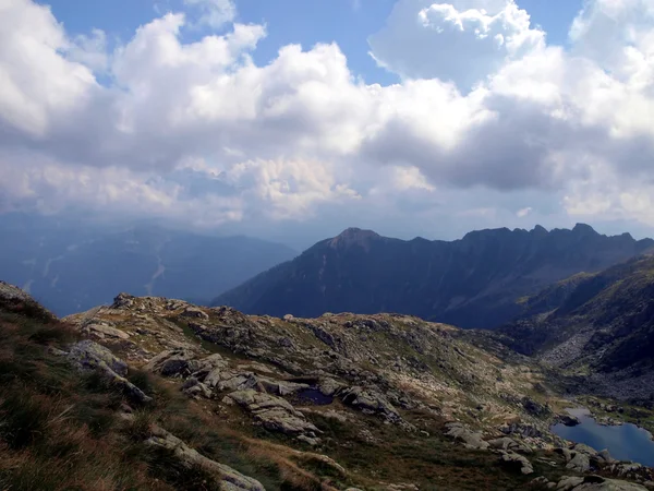 Bergsee, Wolken und die Ungeheuerlichkeit der Berge, Gebirgsbrenta — Stockfoto