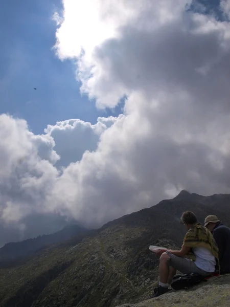 Die Sonne, die Wolken, der Mensch und die Ungeheuerlichkeit der Berge, — Stockfoto