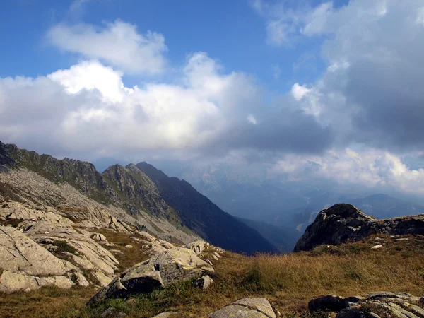 O sol, as nuvens, o homem e a enormidade das montanhas , — Fotografia de Stock