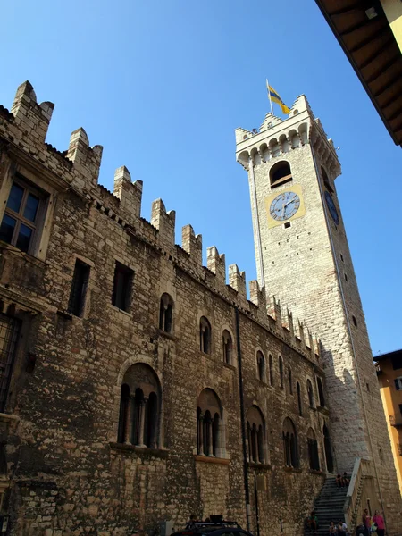 Pretorián palác v Piazza del Duomo s Torre Civica (občanská Tower) v Trento — Stock fotografie