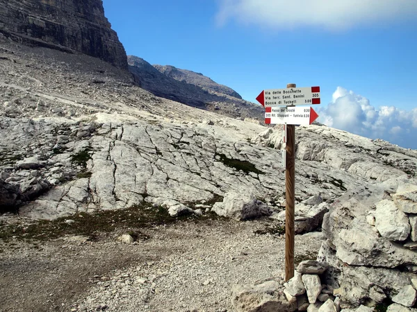 Jelölés az elérési utat a brenta Dolomitok hegyi alfredo benini — Stock Fotó