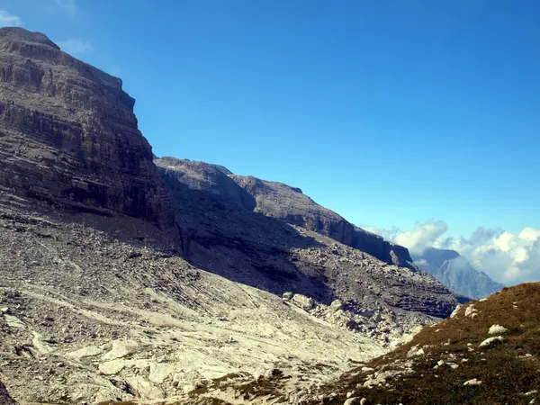 Brenta Dolomieten uitzicht op de bergen op het gebied van??Alfredo sentier — Stockfoto