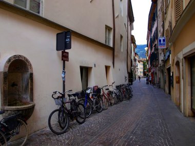 çeşitli Bisiklet bolzano sokakta park edilmiş.