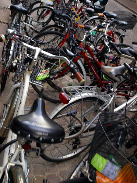 बोल्ज़ो की सड़कों पर पार्क किए गए विभिन्न साइकिल — स्टॉक फ़ोटो, इमेज