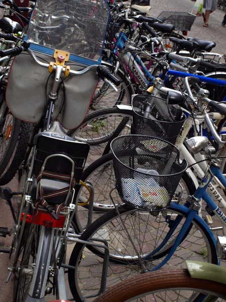 Várias bicicletas estacionadas nas ruas de Bolzano — Fotografia de Stock