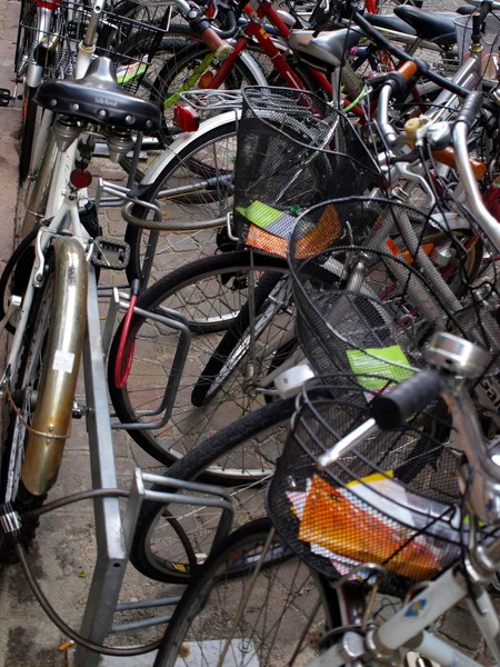 Olika cyklar parkerade på gatorna i bolzano — Stockfoto