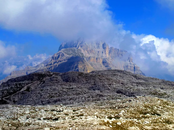 Vue sur la montagne dans la journée ensoleillée d'été, les Dolomites de Brenta — Photo