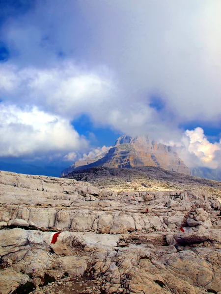 Vue sur la montagne dans la journée ensoleillée d'été, les Dolomites de Brenta — Photo