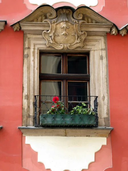 Sierlijke windows en ornamenten op de buitenste muren van de oude stad — Stockfoto