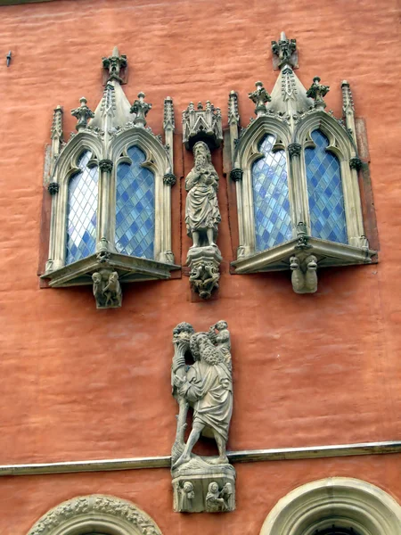 Ornate windows and ornaments on the outer walls of the old city — Stock Photo, Image