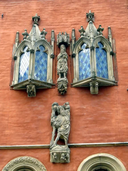 Ornate windows and ornaments on the outer walls of the old city of Wroclaw — Stock Photo, Image