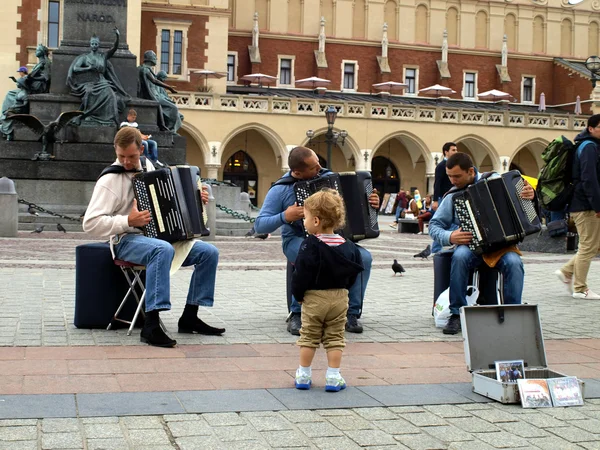 KRAKOW, POLAND - JUNE 27: A child diligently observing and admir — Stock Photo, Image