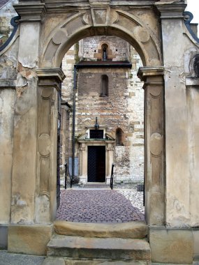 eski kapılar ve Krakow tarihi kilise girişinde