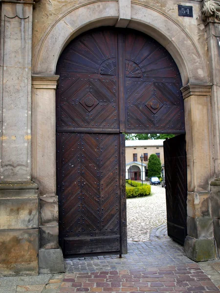 Puertas antiguas y la entrada a las iglesias históricas de Cracovia — Foto de Stock