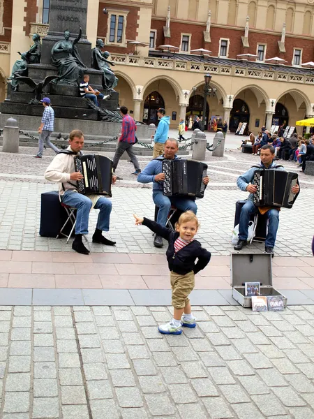 KRAKOW, POLAND - JUNE 27: A child diligently observing and admir — Stock Photo, Image