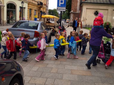 Krakow, Polonya - 27 Haziran: okul öncesi çocuklarda grup walki