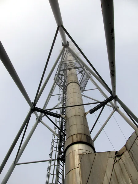 안개 중 금속 산업 굴뚝 — 스톡 사진