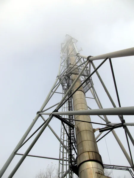 Chimenea industrial de metal durante la niebla — Foto de Stock