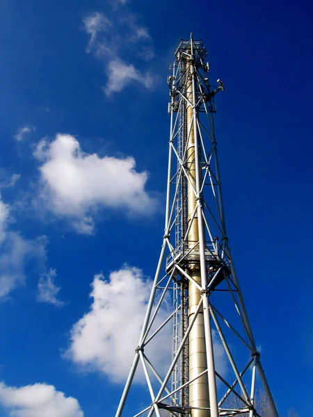 Cheminée industrielle métallique contre un ciel bleu nuageux — Photo