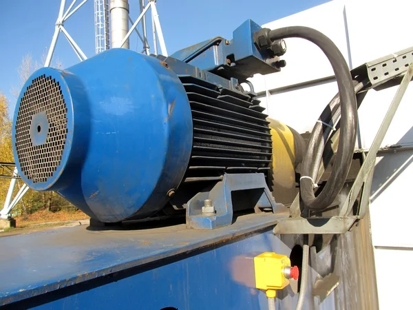 Великий електричний двигун синього кольору як привід до вентилятора — стокове фото
