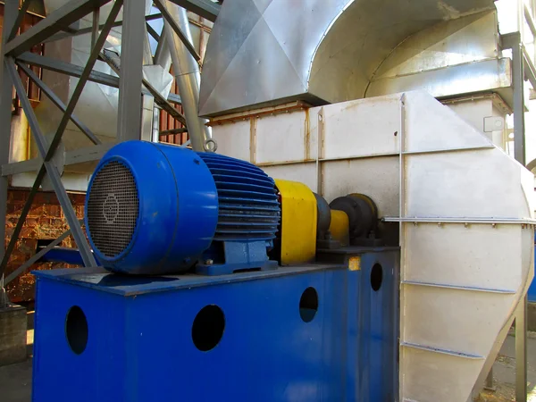 Grote elektrische motor van de blauwe kleur als de rit naar de ventilator — Stockfoto