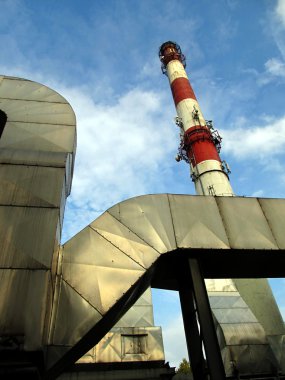 Kırmızı ve beyaz beton baca ve tozsuzlaştırma sisteminin bir parçası