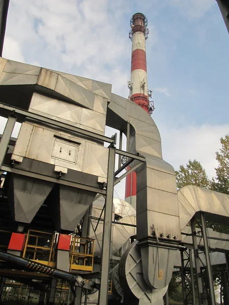 Instalación de eliminación de polvo de gases de combustión y chi de hormigón rojo-blanco —  Fotos de Stock