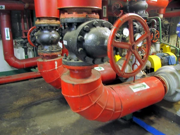 Grande válvula de portão vermelho no tubo de água — Fotografia de Stock