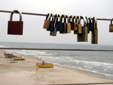 vissersboten in de haven teruggetrokken op het strand