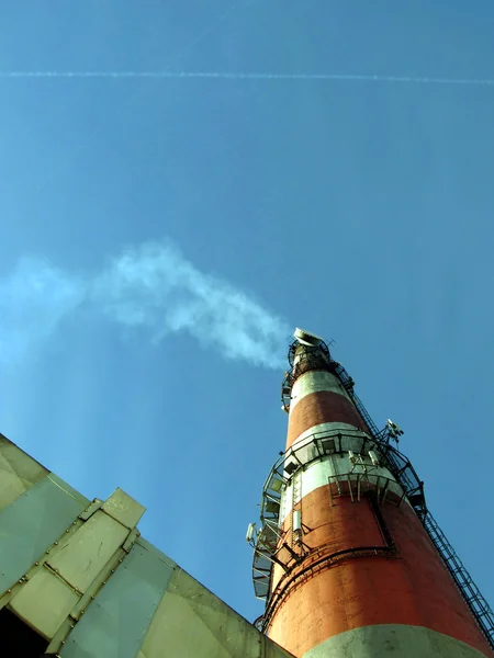 La fumée de la cheminée et les gaz de combustion des avions — Photo