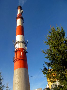 yüksek kırmızı-beyaz beton endüstriyel baca