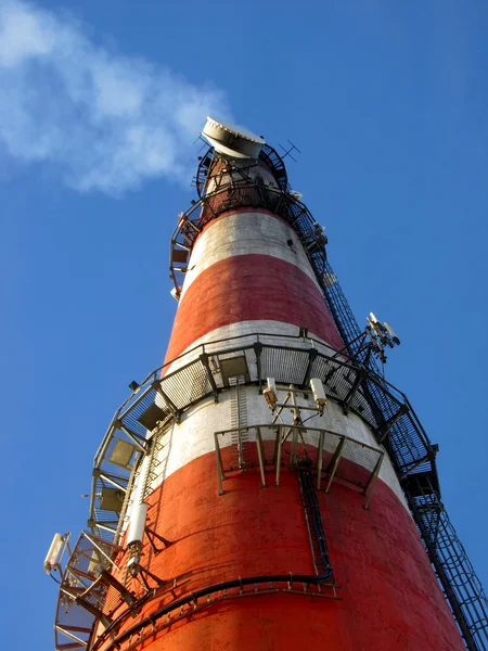 Alta chimenea industrial de hormigón rojo-blanco —  Fotos de Stock