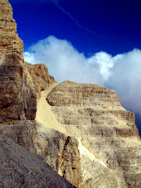 Pad Alfredo Benini in de bergen van de Brenta Dolomieten in Italië — Stockfoto