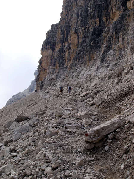 Sti Alfredo Benini i Brenta Dolomitterne i Italien - Stock-foto