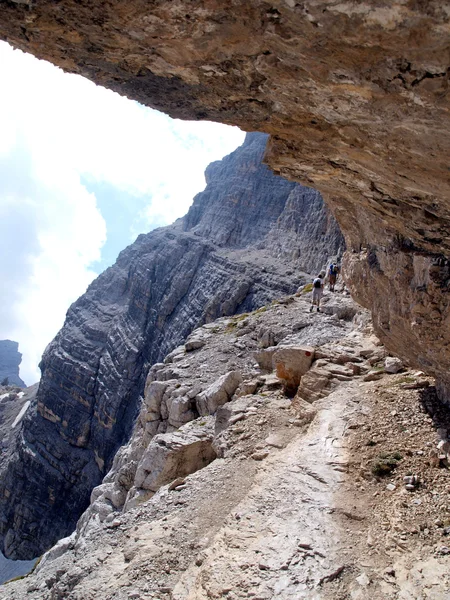 Pad Alfredo Benini in de bergen van de Brenta Dolomieten in Italië — Stockfoto