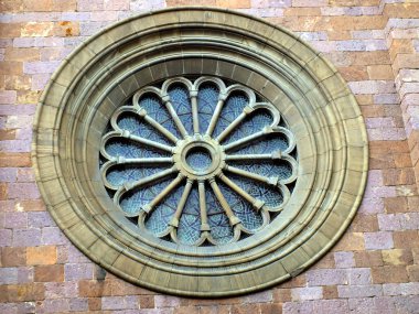Rozet veya yuvarlak pencere vitray ve ornamen dolu