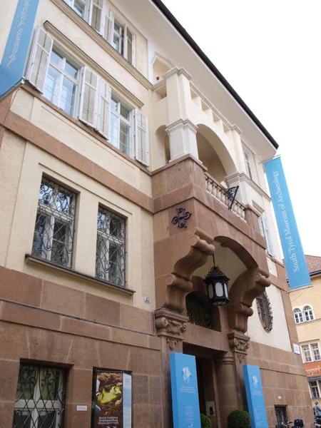 Balconi decorativi sulle facciate di vecchi edifici — Foto Stock