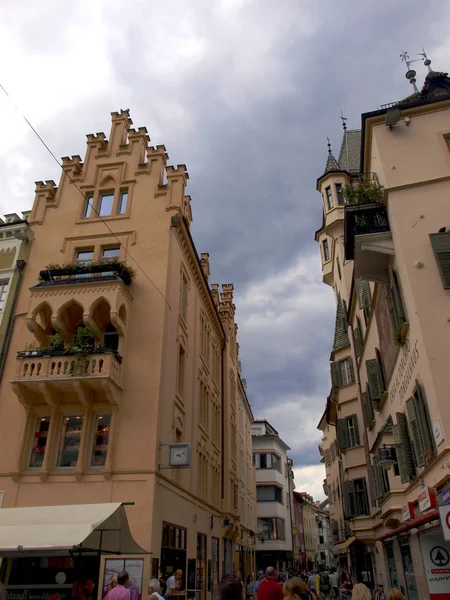 Eski binaların duvarları üzerinde dekoratif balkon — Stok fotoğraf