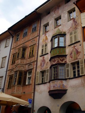 Ama yıkılan yükselmeler bozen içinde güzel dekore edilmiş