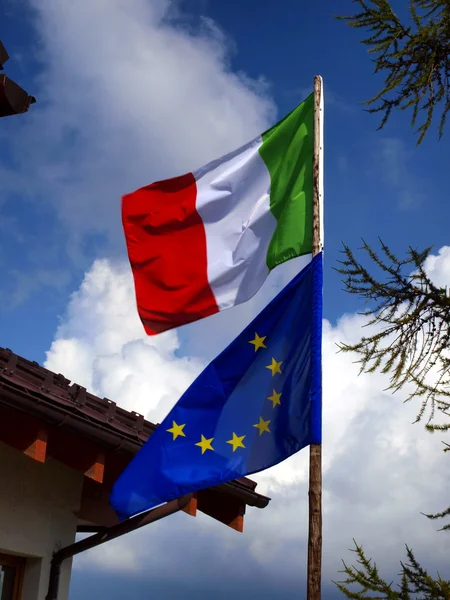 Italiaanse en Europese vlag in de wind fladderende — Stockfoto